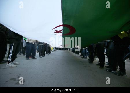 ©Billel Bensalem / APP/MAXPPP - les manifestes portant des balais d'eau s'ils se assemblent dans la ville de Kherrata, marquant le deuxième anniversaire du décès d'un mouvement de manifestation de masse dans ce paye pour l'échange d'un changement politique, Algérie 16 février 16 2021 - Démo en Algérie Banque D'Images