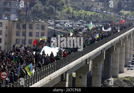 ©Billel Bensalem / APP/MAXPPP - les manifestes portant des balais d'eau s'ils se assemblent dans la ville de Kherrata, marquant le deuxième anniversaire du décès d'un mouvement de manifestation de masse dans ce paye pour l'échange d'un changement politique, Algérie 16 février 16 2021 - Démo en Algérie Banque D'Images