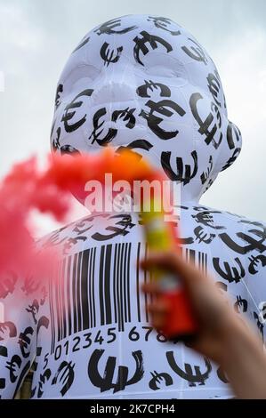 ©Julien Mattia / le Pictorium / MAXPPP - Julien Mattia / le Pictorium - 17/02/2021 - France / Ile-de-France / Paris - flash d'action des Mariannes de la Manif pour tous devant l'Assemblée nationale contre la PMA sans Père, le 18 Fevrier 2021 / 17/02/2021 - France / Ile-de-France (région) / Paris - Flash action des Mariannes de la Manif pour tous devant l'Assemblée nationale contre le PMA sans Père, 18 février 2021 Banque D'Images