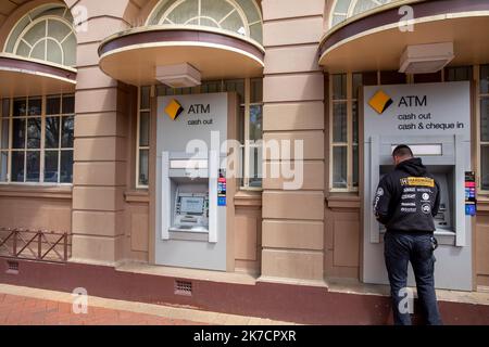 Commonwealth Bank of Australia, homme utilisant un distributeur automatique de billets pour retirer de l'argent, Orange City Center, NSW, Australie Banque D'Images