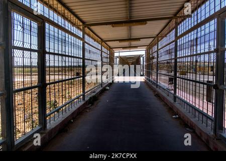 ©Michael Bunel / le Pictorium / MAXPPP - Michael Bunel / le Pictorium - 10/05/2018 - Palestine / Bande de Gaza / Erez - passage de frontiere cote palestinienne. un couloir de 300 mètres grille de voie côte permets de passage du poste frontal israelen au poste frontal palestinien. 14 mai 2018. Gaza. Bande de gaza. Palestine. / 10/05/2018 - Palestine / bande de Gaza / Erez - passage frontalier du côté palestinien. Un couloir de 300 mètres de clôture de chaque côté permet de passer du passage frontalier israélien au passage frontalier palestinien. 14 mai 2018. Gaza. Bande de Gaza. Palestine Banque D'Images