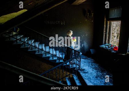 ©Michael Bunel / le Pictorium/MAXPPP - Michael Bunel / le Pictorium - 08/05/2014 - Ukraine / Donbass / Odessa - une femme descendant des marches, un bouquet de fleur a la main, dans la Maison des Syndicats. Quelques jours plutot une quarantaine de personnes y etait duldee dans un incendiaire a la suite de heurts entre pro-ukrainens et pro-russes. La révolution de l'Euromaidan a l'hiver 2013 a Kiev, puis l'annexe de la Crimée en Mars par la Russie, c'est au tour de l'oblast du Donbass dans l'est de l'Ukraine de sommer dans un chaos opposant le nouveau gouvernement de Kiev et les séparats Banque D'Images