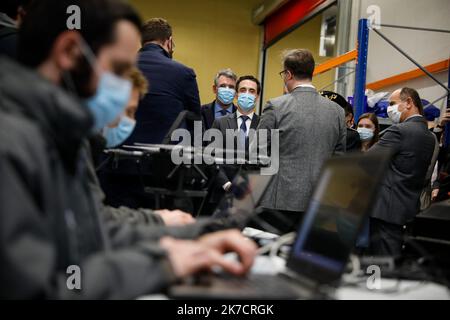 ©Thomas Padilla/MAXPPP - 19/02/2021 ; Versailles, FRANCE ; DANS LE CADRE DE LA STRATÉGIE DE DEVELOPPEMENT DE LA MOBILITE ROUTIERE AUTOMATISEE, LE MINISTER DELEGUE CHARGE DES TRANSPORTS, JEAN BAPTISTE DJEBBARI VISITE LE MOBILAB, OU SONT IMNTES L'EQUIPE SYSTEMES DE TRANSPORT AUTOMATIQUE DU GROUPE TRANSDEV, ET LA TRANSITION ÉNERGÉTIQUE DE L'INSTITUT ECOUM. Dans le cadre de la stratégie pour le développement de la mobilité routière automatisée, le ministre délégué chargé des transports se rend à Mobilab, où est établie l'équipe des systèmes de transport autonomes du groupe Transdev, et l'institution Banque D'Images