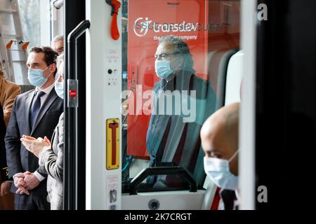 ©Thomas Padilla/MAXPPP - 19/02/2021 ; Versailles, FRANCE ; DANS LE CADRE DE LA STRATÉGIE DE DEVELOPPEMENT DE LA MOBILITE ROUTIERE AUTOMATISEE, LE MINISTER DELEGUE CHARGE DES TRANSPORTS, JEAN BAPTISTE DJEBBARI VISITE LE MOBILAB, OU SONT IMNTES L'EQUIPE SYSTEMES DE TRANSPORT AUTOMATIQUE DU GROUPE TRANSDEV, ET LA TRANSITION ÉNERGÉTIQUE DE L'INSTITUT ECOUM. Dans le cadre de la stratégie pour le développement de la mobilité routière automatisée, le ministre délégué chargé des transports se rend à Mobilab, où est établie l'équipe des systèmes de transport autonomes du groupe Transdev, et l'institution Banque D'Images