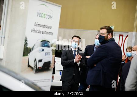 ©Thomas Padilla/MAXPPP - 19/02/2021 ; Versailles, FRANCE ; DANS LE CADRE DE LA STRATÉGIE DE DEVELOPPEMENT DE LA MOBILITE ROUTIERE AUTOMATISEE, LE MINISTER DELEGUE CHARGE DES TRANSPORTS, JEAN BAPTISTE DJEBBARI VISITE LE MOBILAB, OU SONT IMNTES L'EQUIPE SYSTEMES DE TRANSPORT AUTOMATIQUE DU GROUPE TRANSDEV, ET LA TRANSITION ÉNERGÉTIQUE DE L'INSTITUT ECOUM. Dans le cadre de la stratégie pour le développement de la mobilité routière automatisée, le ministre délégué chargé des transports se rend à Mobilab, où est établie l'équipe des systèmes de transport autonomes du groupe Transdev, et l'institution Banque D'Images