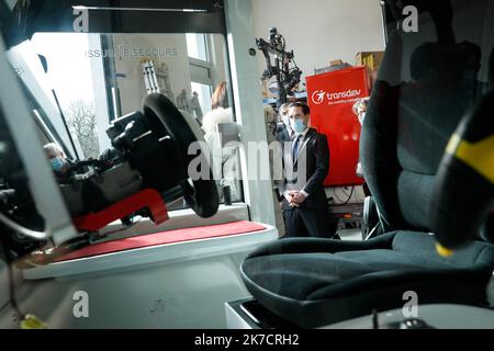 ©Thomas Padilla/MAXPPP - 19/02/2021 ; Versailles, FRANCE ; DANS LE CADRE DE LA STRATÉGIE DE DEVELOPPEMENT DE LA MOBILITE ROUTIERE AUTOMATISEE, LE MINISTER DELEGUE CHARGE DES TRANSPORTS, JEAN BAPTISTE DJEBBARI VISITE LE MOBILAB, OU SONT IMNTES L'EQUIPE SYSTEMES DE TRANSPORT AUTOMATIQUE DU GROUPE TRANSDEV, ET LA TRANSITION ÉNERGÉTIQUE DE L'INSTITUT ECOUM. Dans le cadre de la stratégie pour le développement de la mobilité routière automatisée, le ministre délégué chargé des transports se rend à Mobilab, où est établie l'équipe des systèmes de transport autonomes du groupe Transdev, et l'institution Banque D'Images