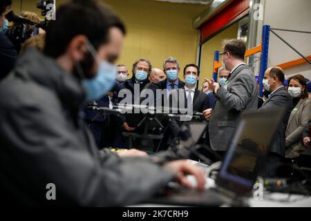 ©Thomas Padilla/MAXPPP - 19/02/2021 ; Versailles, FRANCE ; DANS LE CADRE DE LA STRATÉGIE DE DEVELOPPEMENT DE LA MOBILITE ROUTIERE AUTOMATISEE, LE MINISTER DELEGUE CHARGE DES TRANSPORTS, JEAN BAPTISTE DJEBBARI VISITE LE MOBILAB, OU SONT IMNTES L'EQUIPE SYSTEMES DE TRANSPORT AUTOMATIQUE DU GROUPE TRANSDEV, ET LA TRANSITION ÉNERGÉTIQUE DE L'INSTITUT ECOUM. Dans le cadre de la stratégie pour le développement de la mobilité routière automatisée, le ministre délégué chargé des transports se rend à Mobilab, où est établie l'équipe des systèmes de transport autonomes du groupe Transdev, et l'institution Banque D'Images