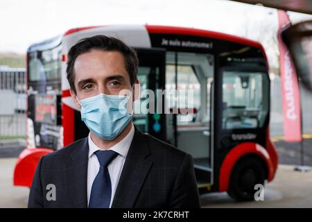 ©Thomas Padilla/MAXPPP - 19/02/2021 ; Versailles, FRANCE ; DANS LE CADRE DE LA STRATÉGIE DE DEVELOPPEMENT DE LA MOBILITE ROUTIERE AUTOMATISEE, LE MINISTER DELEGUE CHARGE DES TRANSPORTS, JEAN BAPTISTE DJEBBARI VISITE LE MOBILAB, OU SONT IMNTES L'EQUIPE SYSTEMES DE TRANSPORT AUTOMATIQUE DU GROUPE TRANSDEV, ET LA TRANSITION ÉNERGÉTIQUE DE L'INSTITUT ECOUM. Dans le cadre de la stratégie pour le développement de la mobilité routière automatisée, le ministre délégué chargé des transports se rend à Mobilab, où est établie l'équipe des systèmes de transport autonomes du groupe Transdev, et l'institution Banque D'Images