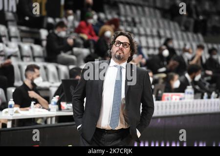 ©PHOTOPQR/LE PROGRES/Joël PHILIPPON - Villeurbanne 19/02/2021 - Asvel-Bayern Munich. Euroligue. 19 février 2021 -Andrea Trinchieri entrain du Bayern Munich. Banque D'Images