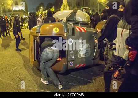 ©Thiago Prudencio/ZUMAPRESS.com/MAXPPP - 19 février 2021, Barcelone, Catalogne, Espagne : Un manifestant met le feu à un conteneur à ordures pendant les manifestations..quatrième nuit de manifestations et d'émeutes en réponse à l'arrestation et à l'emprisonnement du rappeur Pablo Hasel accusé d'exalter le terrorisme et d'insulter la couronne du contenu des paroles de ses chansons. (Image de crédit : © Thiago Prudencio/SOPA Images via ZUMA Wire) Banque D'Images