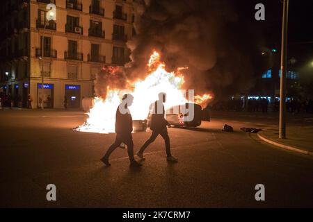 ©Thiago Prudencio/ZUMAPRESS.com/MAXPPP - 19 février 2021, Barcelone, Catalogne, Espagne: Des manifestants se promènaient devant des conteneurs incendiés pendant les manifestations..quatrième nuit de manifestations et d'émeutes en réponse à l'arrestation et à l'emprisonnement du rappeur Pablo Hasel accusé d'exalter le terrorisme et d'insulter la couronne du contenu des paroles de ses chansons. (Image de crédit : © Thiago Prudencio/SOPA Images via ZUMA Wire) Banque D'Images
