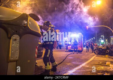 ©Thiago Prudencio/ZUMAPRESS.com/MAXPPP - 19 février 2021, Barcelone, Catalogne, Espagne : Les pompiers ont été vus éteindre le feu des poubelles pendant les manifestations. Quatrième nuit de manifestations et d'émeutes en réponse à l'arrestation et à l'emprisonnement du rappeur Pablo Hasel accusé d'exalter le terrorisme et d'insulter la couronne du contenu des paroles de ses chansons. (Image de crédit : © Thiago Prudencio/SOPA Images via ZUMA Wire) Banque D'Images