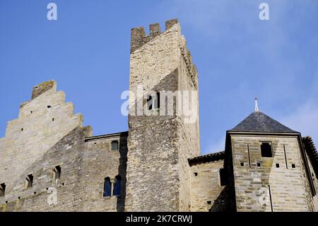 ©PHOTOPQR/L'INDÉPENDANT/BOYER CLAUDE ; CARCASSONNE ; 19/02/2021 ; RETOUR A LA CITÉ MÉDIEVALE PLUS DE 2 ANS APRÈS L'INSTALLATION DE L'OEUVRE D'ART COMTEMPORAIN DE L'ARTISTE SUISSE FELICE INI CERCLES CONCENTRIQUES EXCENTRIQUES / LES TRACES SUR LES MURS DES REMPARTS ET DES TOURS DE LA CITÉ MÉDIEVALE PORTE D'AUDE VARSONT ENCORE 2 ANS APRÈS AVOIR ÉTÉ VISIBLES / LES TRACES DE L'ARTISTE ENCORE Felice Varini travaux de peinture sur la ville de Carcassonne, dans le sud-ouest de la France, quelques traces sont encore visibles Banque D'Images