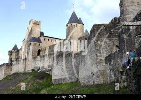 ©PHOTOPQR/L'INDÉPENDANT/BOYER CLAUDE ; CARCASSONNE ; 19/02/2021 ; RETOUR A LA CITÉ MÉDIEVALE PLUS DE 2 ANS APRÈS L'INSTALLATION DE L'OEUVRE D'ART COMTEMPORAIN DE L'ARTISTE SUISSE FELICE INI CERCLES CONCENTRIQUES EXCENTRIQUES / LES TRACES SUR LES MURS DES REMPARTS ET DES TOURS DE LA CITÉ MÉDIEVALE PORTE D'AUDE VARSONT ENCORE 2 ANS APRÈS AVOIR ÉTÉ VISIBLES / LES TRACES DE L'ARTISTE ENCORE Felice Varini travaux de peinture sur la ville de Carcassonne, dans le sud-ouest de la France, quelques traces sont encore visibles Banque D'Images