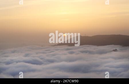 ©PHOTOPQR/NICE MATIN/Sébastien Botella ; 26/02/2021 ; une couche de brouillard un recouvrement le littoral des Alpes-Maritimes entre jeudi et vendredi 26 fevrier, ici le village d‚ Eze au-dessus des nuages au coucher de soleil. Brouillard sur la côte d'azur le 26th 2021 février. Ici, sur le village d'Eze Banque D'Images