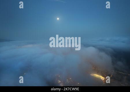 ©PHOTOPQR/NICE MATIN/Sébastien Botella ; Monaco ; 26/02/2021 ; une couche de brouillard un recouvrement le littoral des Alpes-Maritimes entre jeudi et vendredi 26 fevrier, ici le stade Louis II de Monaco a la tombe de la nuit. Brouillard sur la côte d'azur le 26th 2021 février. Ici, au-dessus du stade de Monaco Banque D'Images