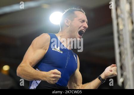 ©PHOTOPQR/LA MONTAGNE/Richard BRUNEL ; ; 27/02/2021 ; All Star Perche 2021,Renaud Lavillenie passe 6,06 mètres, Aubière le 27/02/2021 photo R Brunel All Star Perche international pole d'intérieur tenue au stade Jean Pellez à Aubière, près de Clermont-Ferrand, dans le centre de la France, sur 27 février 2021. Banque D'Images