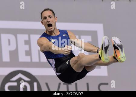 ©PHOTOPQR/LA MONTAGNE/Richard BRUNEL ; ; 27/02/2021 ; All Star Perche 2021,Renaud Lavillenie passe 6,06 mètres, Aubière le 27/02/2021 photo R Brunel All Star Perche international pole d'intérieur tenue au stade Jean Pellez à Aubière, près de Clermont-Ferrand, dans le centre de la France, sur 27 février 2021. Banque D'Images