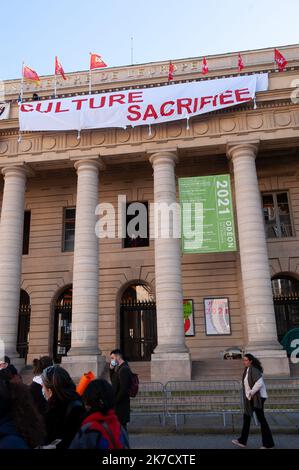 ©Laurent Pailler / le Pictorium / MAXPPP - Laurent Pailler / le Pictorium - 06/03/2021 - France / Ile-de-France / Paris - Des intermittents du spectacle et du secteur de l'événement ont une action d'occupation du théâtre de l'Odéon pour Demander de nouvelles mesures de soutien / 06/03/2021 - France / Ile-de-France (région) / Paris - artistes et événements intermittents Les travailleurs ont lancé une action d'occupation au théâtre Odeon pour appeler à de nouvelles mesures de soutien Banque D'Images