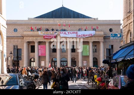 ©Laurent Pailler / le Pictorium / MAXPPP - Laurent Pailler / le Pictorium - 06/03/2021 - France / Ile-de-France / Paris - Des intermittents du spectacle et du secteur de l'événement ont une action d'occupation du théâtre de l'Odéon pour Demander de nouvelles mesures de soutien / 06/03/2021 - France / Ile-de-France (région) / Paris - artistes et événements intermittents Les travailleurs ont lancé une action d'occupation au théâtre Odeon pour appeler à de nouvelles mesures de soutien Banque D'Images