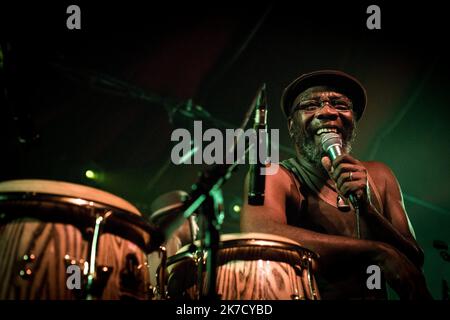 ©Michael Bunel / le Pictorium/MAXPPP - Michael Bunel / le Pictorium - 16/11/2016 - France - Clinton Fearon et le groupe Boogy. sauve de cabaret. Clinton Fearon est un chanteur et musicien jamaicain de reggae, ne le 13 janvier 1951 a Saint Andrew. Etabli a Seattle (Etats-Unis) depuis 1987. 16 novembre 2011. Paris. France. / 16/11/2016 - France - Clinton Fearon et le groupe boogy. Cabaret sauvage. Clinton Fearon est une chanteuse et musicienne jamaïcaine de reggae, née 13 janvier 1951 à Saint Andrew. Établi à Seattle (États-Unis) depuis 1987. 16 novembre 2011. Paris. France. Banque D'Images