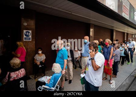 ©Alejo Manuel Avila/ le Pictorium/MAXPPP - Alejo Manuel Avila/ le Pictorium - 09/03/2021 - Argentin / Buenos Aires - en raison de l'effusion et de la mauvaise organisation du centre de vaccination dans le stade du Luna Park, de nombre de personnes doivent être soumises à la même tension dans les voitures en raison de la manne de sièges et de place. / 09/03/2021 - Argentine / Buenos Aires - en raison de l'effondrement et de la mauvaise organisation du centre de vaccination dans le stade Luna Park, de nombreuses personnes âgées ont dû être vaccinées directement dans les voitures en raison du manque de sièges et d'espace. Banque D'Images