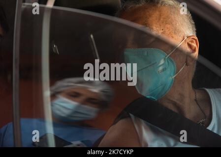 ©Alejo Manuel Avila/ le Pictorium/MAXPPP - Alejo Manuel Avila/ le Pictorium - 09/03/2021 - Argentin / Buenos Aires - en raison de l'effusion et de la mauvaise organisation du centre de vaccination dans le stade du Luna Park, de nombre de personnes doivent être soumises à la même tension dans les voitures en raison de la manne de sièges et de place. / 09/03/2021 - Argentine / Buenos Aires - en raison de l'effondrement et de la mauvaise organisation du centre de vaccination dans le stade Luna Park, de nombreuses personnes âgées ont dû être vaccinées directement dans les voitures en raison du manque de sièges et d'espace. Banque D'Images