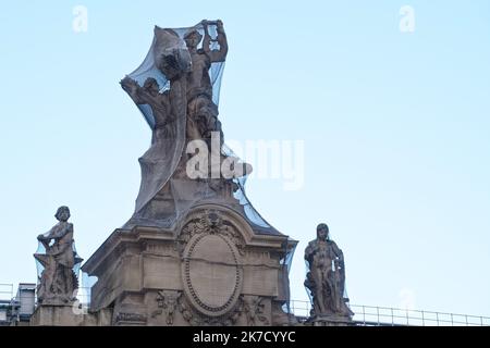 ©PHOTOPQR/OUEST FRANCE/Daniel FOURAY ; Paris ; 11/03/2021 ; le Grand Palais et le Palais de la découverte . Rénovation . Extérieur . Statues recouvres d'un filet pour éviter les chutes de pierres . Photo Daniel Fouray . - Paris, France, mars 11th 2021 - rénovations du Grand Palais et du Palais de la Decouverte, lieux d'exposition célèbres à Paris Banque D'Images