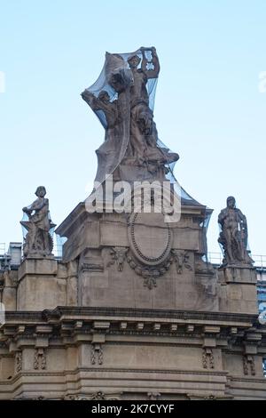 ©PHOTOPQR/OUEST FRANCE/Daniel FOURAY ; Paris ; 11/03/2021 ; le Grand Palais et le Palais de la découverte . Rénovation . Extérieur . Statues recouvres d'un filet pour éviter les chutes de pierres . Photo Daniel Fouray . - Paris, France, mars 11th 2021 - rénovations du Grand Palais et du Palais de la Decouverte, lieux d'exposition célèbres à Paris Banque D'Images