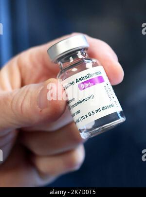 ©Mourad ALLILI/MAXPPP - photo illustration d un vaccin AstraZeneca - 2021/03/14. Vaccin AstraZeneca. Banque D'Images