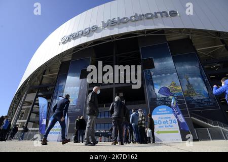 ©PHOTOPQR/LA PROVENCE/ANCIEN Franck ; Marseille ; 15/03/2021 ; ouverture d'un centre de vaccination géant dans les salons du stade Orange Vélodrome à l'initiative de la municipalité en partenariat avec le Bataillon des marins pompiers de Marseille (BMPM) , l'aide publique aux hôpitaux de Marseille , HM aide de Marseille (AP) les professionnels de santé vols (CPT) et l'Agence régionale de santé (ARS). Ce centre accessible uniquement sur rendez-vous pour les personnes vulnérables identifiées ( plus de 75 ans et personnes âgées entre 50 et 74 ans avec les visages de commorbidités ) pourra après Banque D'Images