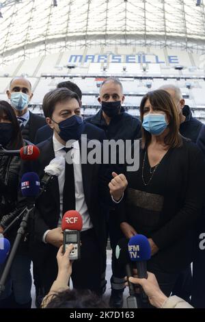 ©PHOTOPQR/LA PROVENCE/AVANT Franck ; Marseille ; 15/03/2021 ; Ouverture d'un centre de vaccination géant dans les salons du stade Orange Vélodrome à l'initiative de la municipalité Conférence de presse du maire Benoît PAYAN accompagné de ses adjointes Michèle RUBIROLA et Samia GHALI vaccination au stade vélodrome de Marseille sur 15 mars 2021 Banque D'Images