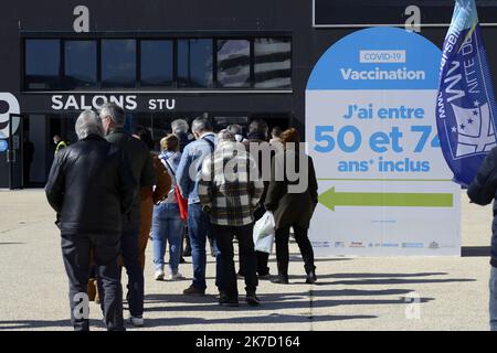 ©PHOTOPQR/LA PROVENCE/ANCIEN Franck ; Marseille ; 15/03/2021 ; ouverture d'un centre de vaccination géant dans les salons du stade Orange Vélodrome à l'initiative de la municipalité en partenariat avec le Bataillon des marins pompiers de Marseille (BMPM) , l'aide publique aux hôpitaux de Marseille , HM aide de Marseille (AP) les professionnels de santé vols (CPT) et l'Agence régionale de santé (ARS). Ce centre accessible uniquement sur rendez-vous pour les personnes vulnérables identifiées ( plus de 75 ans et personnes âgées entre 50 et 74 ans avec les visages de commorbidités ) pourra après Banque D'Images