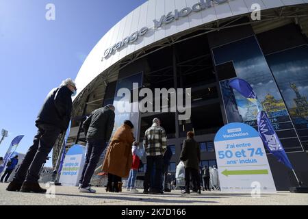 ©PHOTOPQR/LA PROVENCE/ANCIEN Franck ; Marseille ; 15/03/2021 ; ouverture d'un centre de vaccination géant dans les salons du stade Orange Vélodrome à l'initiative de la municipalité en partenariat avec le Bataillon des marins pompiers de Marseille (BMPM) , l'aide publique aux hôpitaux de Marseille , HM aide de Marseille (AP) les professionnels de santé vols (CPT) et l'Agence régionale de santé (ARS). Ce centre accessible uniquement sur rendez-vous pour les personnes vulnérables identifiées ( plus de 75 ans et personnes âgées entre 50 et 74 ans avec les visages de commorbidités ) pourra après Banque D'Images