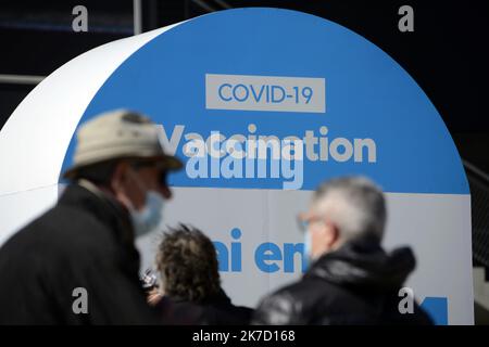 ©PHOTOPQR/LA PROVENCE/ANCIEN Franck ; Marseille ; 15/03/2021 ; ouverture d'un centre de vaccination géant dans les salons du stade Orange Vélodrome à l'initiative de la municipalité Illustration porté d'orientation pour les fichiers d'attente vaccination au stade vélodrome de Marseille sur 15 mars 2021 Banque D'Images