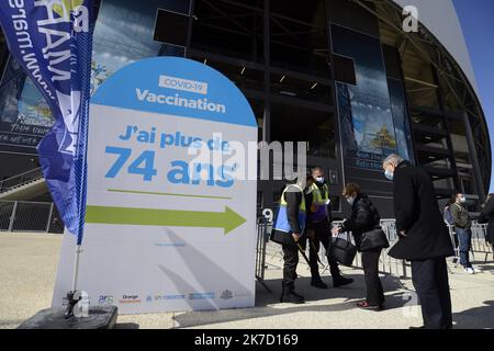 ©PHOTOPQR/LA PROVENCE/AVANT Franck ; Marseille ; 15/03/2021 ; Ouverture d'un centre de vaccination géant dans les salons du stade Orange Vélodrome à l'initiative de la municipalité ici fichiers d'attente devant la porte 9 de la tribune Ganay fichier d'illustration d'attente des plus de 74 ans avec contrôle par des agents de sécurité vaccination au vélodrome du stade Marseille sur 15 mars 2021 Banque D'Images