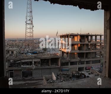 ©Chloe Sharrock / le Pictorium/MAXPPP - Chloe Sharrock / le Pictorium - 6/3/2021 - Syrie / Syrie du nord / Raqqa - Centre ville de Raqqa. Dix ans après le debut du confort syrien, la ville se trouve un notamment de 80% de detruite apère les bombardements de la coalition internationale pour reprendre la ville au groupe Etat Islamilique (Daesh) qui en a fait la capitale de son califorpat. Vue sur le centre-ville de Raqqa, non loin de la place de l'horloge. Pression dix ans de conflut, la ville se retouve un détour de 80%. Aujourd'hui encore, la grande majorite de la ville reste encore un réinterprétation. / 6/3/ Banque D'Images