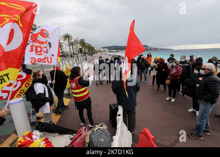 ©PHOTOPQR/NICE MATIN/Eric Ottino ; Nice ; 19/03/2021 ; assemblage CGT 06 à l'occasion de la visite du premier ministre - JeanCastex qui n'est pas venu (annulation hier soir chambre à l'occasion du confinement de 4 salles des Alpes Maritimes) Nice, France, mars 19t 2021. La manifestation du syndicat CGT06 contre le Premier ministre et le gouvernement, la Côte d'Azur ayant un nouveau confinement pendant 4 semaines. Le premier ministre était attendu vendredi à Nice, mais il a annulé sa visite Banque D'Images