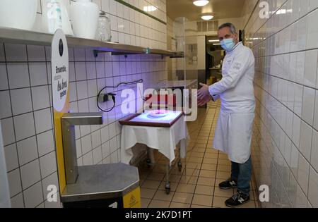 ©PHOTOPQR/l'ALSACE/Vanessa MEYER ; Colmar ; 19/03/2021 ; le chef Eric Girardin devant le tunnel de désinfection aux LED UV dans les cuisines du restaurant gastronomique situé à Colmar. Cet appareil permet de mettre en veille les assises et les éléments gras à differentes ondes. Le restaurant extérieur pour la première fille au monde le zéro Covid. A Colmar le 19 mars 2021. Pour la première fois dans le monde, le chef Eric Girardin teste le restaurant zéro covid à Colmar sur 19 mars 2021 Banque D'Images