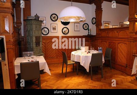 ©PHOTOPQR/l'ALSACE/Vanessa MEYER ; Colmar ; 19/03/2021 ; la salle du restaurant de la Maison des têtes à Colmar avec des tables 'zéro covid' testées par le chef Eric Girardin. Une pièce rénée pour la première fois au monde. Des sécateurs en plexiglas sont installés sur les tables. Un flocon de gel hydroallique individuel à chaque place, les salières et poivrières sont mis d'un film décontaminant et le menu à usage unique est fait de papier ensencé. A Colmar le 19 mars 2021. Pour la première fois dans le monde, le chef Eric Girardin teste le restaurant zéro covid à Colmar sur 19 mars, Banque D'Images