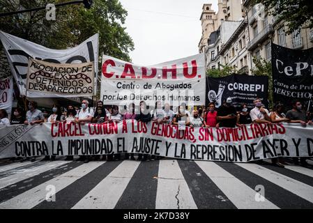 ©Alejo Manuel Avila/ le Pictorium/MAXPPP - Alejo Manuel Avila/ le Pictorium - 24/3/2021 - Argentine / Buenos Aires - le 24 mars, les milliers de personnes traversent les rues de Buenos Aires (et d'autres grandes villes des villes argentines) Pour commemorer le jour de la mémoire pour la Verite et la Justice, au 41eme anniversaire du coup d'État d'État qui a interrompu l'ordre démocratique entre 1976 et 1983, laissant au moiens 30 000 dénigrer. / 24/3/2021 - Argentine / Buenos Aires - sur 24 mars, des milliers de personnes ont défilé dans les rues de Buenos Aires (et d'autres grandes villes argentines) pour commémorer Banque D'Images