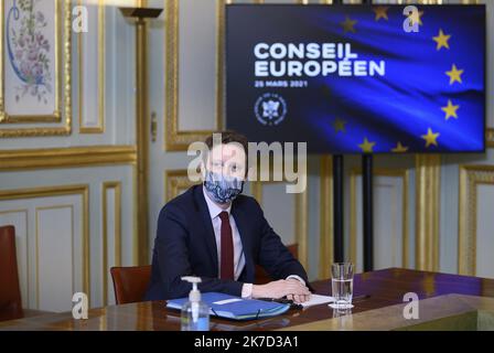 @ Pool/ELIOT BLONDT/Maxppp, France, paris, 2021/03/25 le président français Emmanuel Macron et Clément Beaune lors d'un Conseil européen à l'Elysée Palace à Paris le 25 mars 2021. Banque D'Images