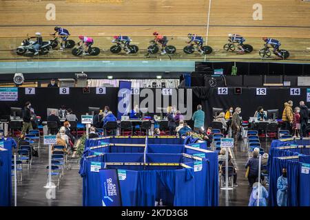 ©Christophe petit Tesson/MAXPPP - 26/03/2021 ; MONTIGNY LE BRETONNEUX ; FRANCE - l'équipement de France de cyclisme sur piste s'entraine au vélodrome de Saint Quentin transforme en centre de vaccination pour les personnes de + 55 ans ou attestation de comorbidites. Vue sur le centre de vaccination Covid-19 installé à l'intérieur du vélodrome national à Saint-Quentin-en-Yvelines, près de Paris. La France a annoncé le 23 mars qu'elle allait changer sa stratégie et pousser à une vaccination de masse en raison d'une augmentation des infections à coronavirus dans le nord de la France et dans la région de Paris. Banque D'Images