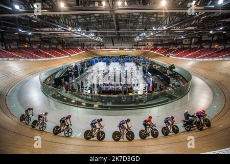 ©Christophe petit Tesson/MAXPPP - 26/03/2021 ; MONTIGNY LE BRETONNEUX ; FRANCE - l'équipement de France de cyclisme sur piste s'entraine au vélodrome de Saint Quentin transforme en centre de vaccination pour les personnes de + 55 ans ou attestation de comorbidites. Vue sur le centre de vaccination Covid-19 installé à l'intérieur du vélodrome national à Saint-Quentin-en-Yvelines, près de Paris. La France a annoncé le 23 mars qu'elle allait changer sa stratégie et pousser à une vaccination de masse en raison d'une augmentation des infections à coronavirus dans le nord de la France et dans la région de Paris. Banque D'Images