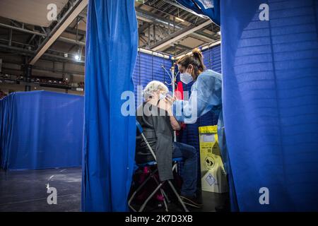 ©Christophe petit Tesson/MAXPPP - 26/03/2021 ; MONTIGNY LE BRETONNEUX ; FRANCE - une dose de vaccin une personne agee au vélodrome de Saint Quentin transforme en centre de vaccination pour les personnes de + 55 ans ou attestation de comorbidites. Vue sur le centre de vaccination Covid-19 installé à l'intérieur du vélodrome national à Saint-Quentin-en-Yvelines, près de Paris. La France a annoncé le 23 mars qu'elle allait changer sa stratégie et pousser à une vaccination de masse en raison d'une augmentation des infections à coronavirus dans le nord de la France et dans la région de Paris. Banque D'Images