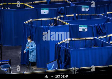 ©Christophe petit Tesson/MAXPPP - 26/03/2021 ; MONTIGNY LE BRETONNEUX ; FRANCE - une infirmerie devant les boîtes du vélodrome de Saint Quentin transforme en centre de vaccination pour les personnes de + 55 ans ou attestation de comorbidites. Vue sur le centre de vaccination Covid-19 installé à l'intérieur du vélodrome national à Saint-Quentin-en-Yvelines, près de Paris. La France a annoncé le 23 mars qu'elle allait changer sa stratégie et pousser à une vaccination de masse en raison d'une augmentation des infections à coronavirus dans le nord de la France et dans la région de Paris. Banque D'Images