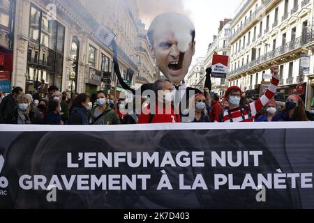 ©PHOTOPQR/LE PARISIEN/Olivier CORSAN ; Paris ; 28/03/2021 ; Marche pour la climatisation Paris - FRANCE Protestent pour une "vraie" loi sur le climat, sur 28 mars 2021 à Paris. Banque D'Images