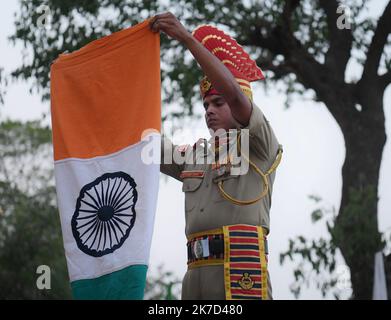 ©Abhisek Saha / le Pictorium/MAXPPP - Abhisek Saha / le Pictorium - 26/3/2021 - Inde / Tripura / Agartala - des soldats de la BSF (Force de sécurité des frontières de l'Inde)-BGB (Garde frontalière du Bangladesh), Lors d'une cérémonie de reprise de l'intégration pour commemorer le 50eme anniversaire de l'indépendance du Bangladesh au poste de contrôle de l'intégration d'Akhaura a Agartala. / 26/3/2021 - Inde / Tripura / Agartala - soldats de la BSF (Force de sécurité des frontières de l'Inde)-BGB (Garde des frontières du Bangladesh), lors d'une cérémonie de retraite conjointe pour commémorer le 50th anniversaire de l'indépendance du Bangladesh à Akhaura intégré Banque D'Images