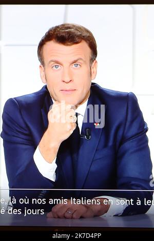 ©Pierre Teyssot/MAXPPP ; pandémie de coronavirus - allocution du Président français Emmanuel Macron à Paris, France sur 31 mars 2021. Une jeune fille regarde un écran de télévision montrant l'adresse du président français Emmanuel Macron. En France, un nouveau confinement en raison des différentes variantes du nouveau coronavirus sera en place pendant au moins 4 semaines en avril 2021. L'Europe essaie à nouveau de ralentir la propagation de la pandémie de Covid-19. Le président français Emmanuel Macron. Â© Pierre Teyssot / Maxppp Banque D'Images