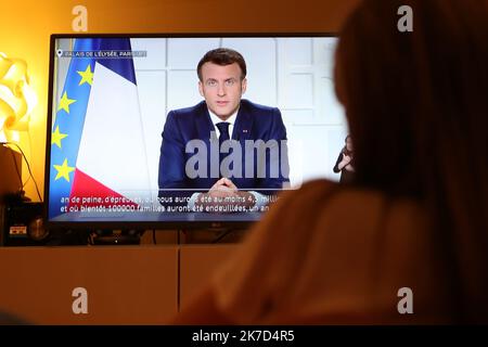 ©Pierre Teyssot/MAXPPP ; pandémie de coronavirus - allocution du Président français Emmanuel Macron à Paris, France sur 31 mars 2021. Une jeune fille regarde un écran de télévision montrant l'adresse du président français Emmanuel Macron. En France, un nouveau confinement en raison des différentes variantes du nouveau coronavirus sera en place pendant au moins 4 semaines en avril 2021. L'Europe essaie à nouveau de ralentir la propagation de la pandémie de Covid-19. Le président français Emmanuel Macron. Â© Pierre Teyssot / Maxppp Banque D'Images